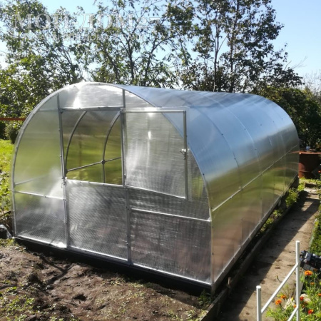 Теплица Сибирская Усиленная 6 метров с поликарбонатом | Мой-Дом27 | Каркас изготовлен из оцинкованной замкнутой трубы 20*20 мм.<br>
 Ширина - 3 метра. Высота - 2,1 метра. Длина 6 метров. <br>
 Выдерживаемая снеговая нагрузка - 100 кг/м2. Выдерживаемая ветровая нагрузка - до 15 м/с.<br>
 Расстояние между дугами 1 метр. <b>Толщина металла дуг 1,2 мм</b>. Ширина двери 0,96 метра.<br>